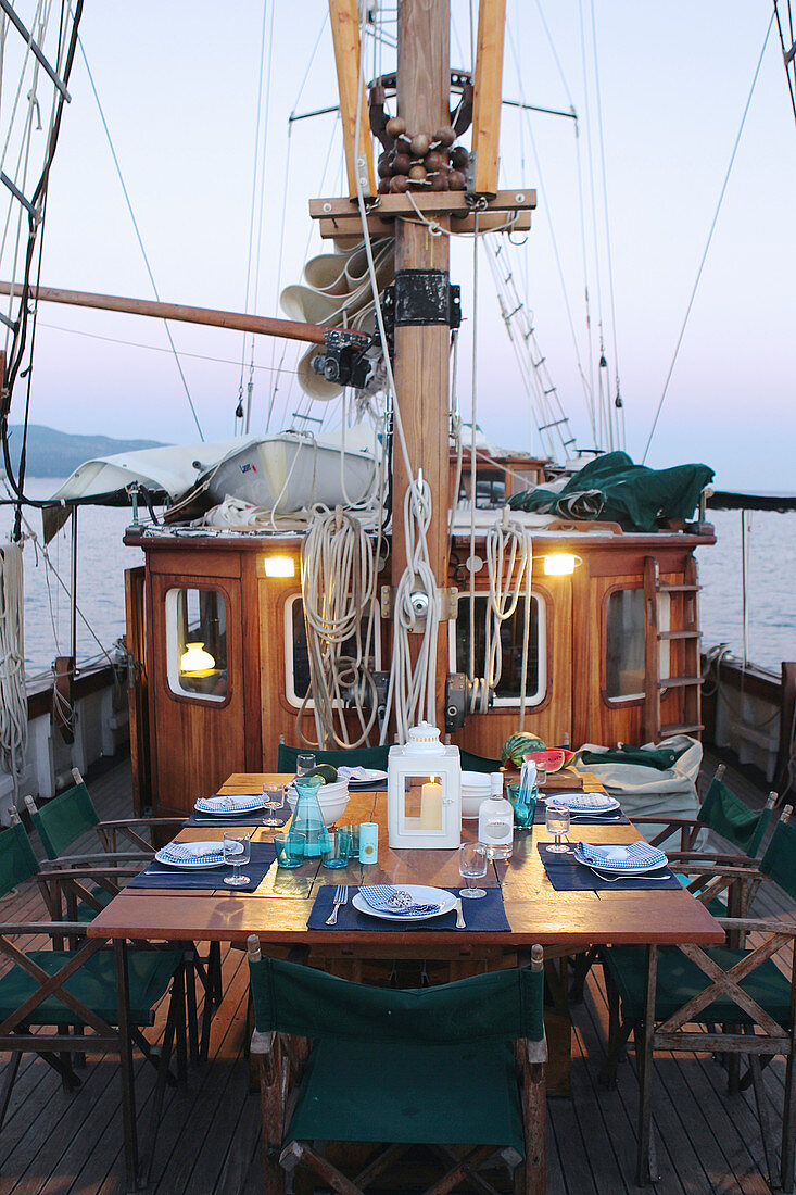 Gedeckter Tisch auf einem Segelschiff