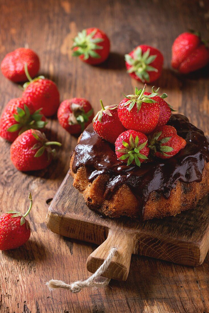 Mini-Kranzkuchen mit Schokoladenglasur und frischen Erdbeeren