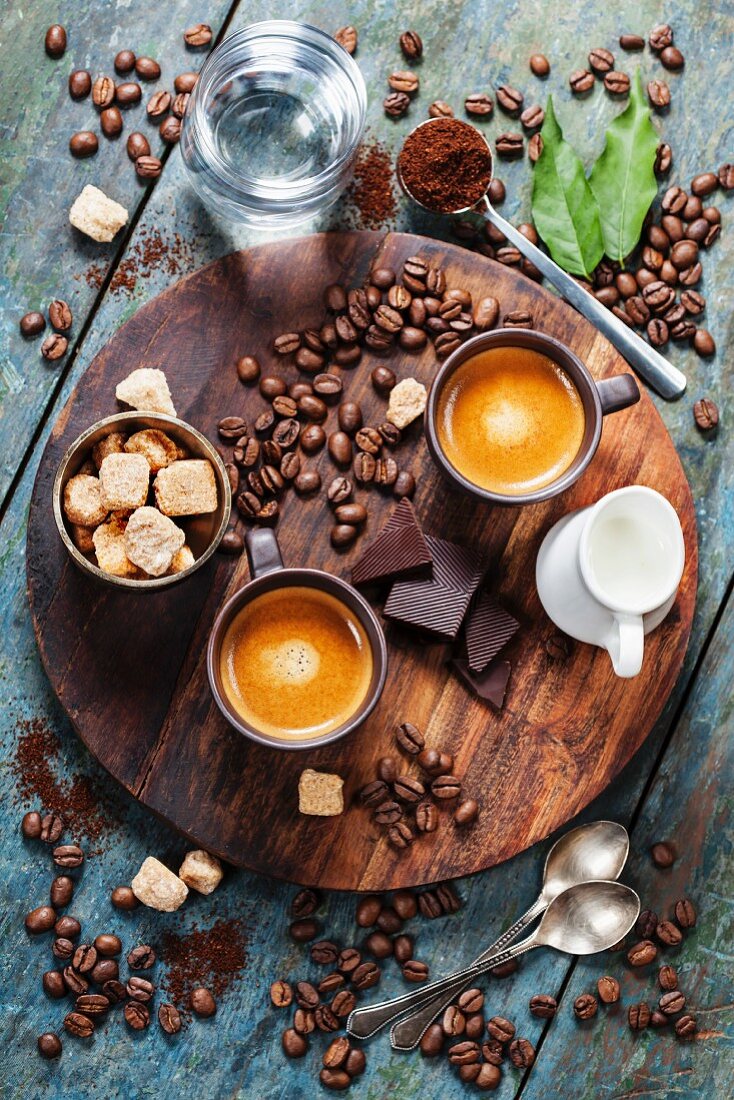 Kaffeestilleben mit Kaffeetassen, Zucker, Milch, Schokolade und Kaffeebohnen