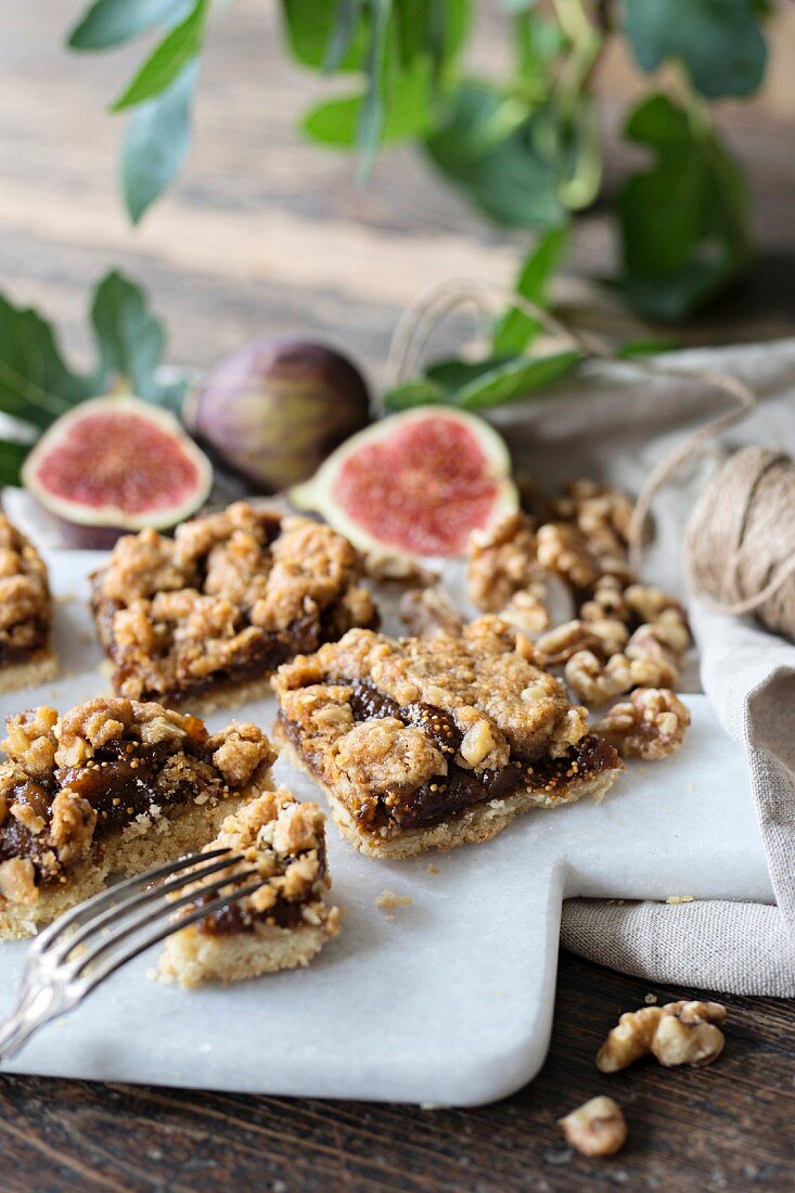 Fig bars with oats and nuts