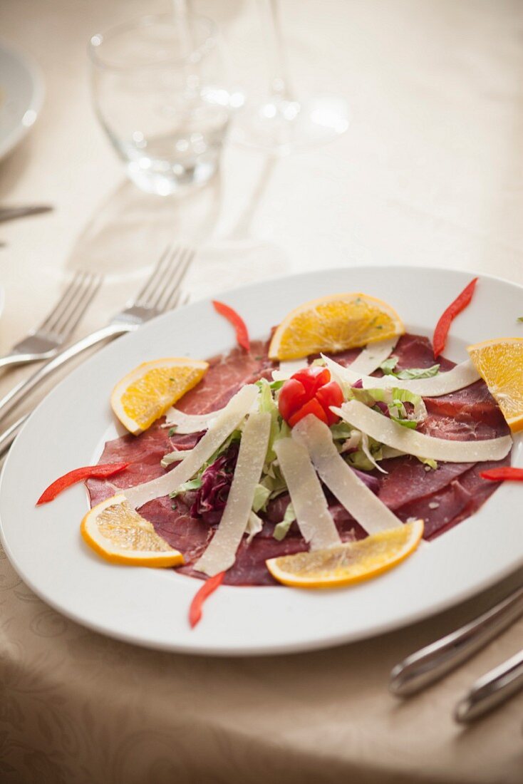 Bresaola mit Parmesanstreifen und Orangenscheiben