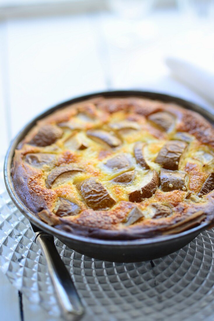 Birnenrahmkuchen in der Backform