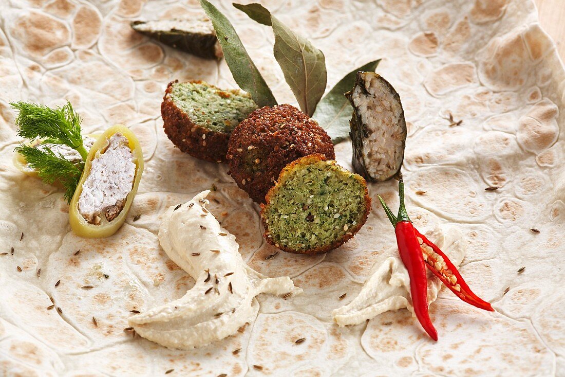 Orientalisches Fladenbrot mit Falafel und Hummus