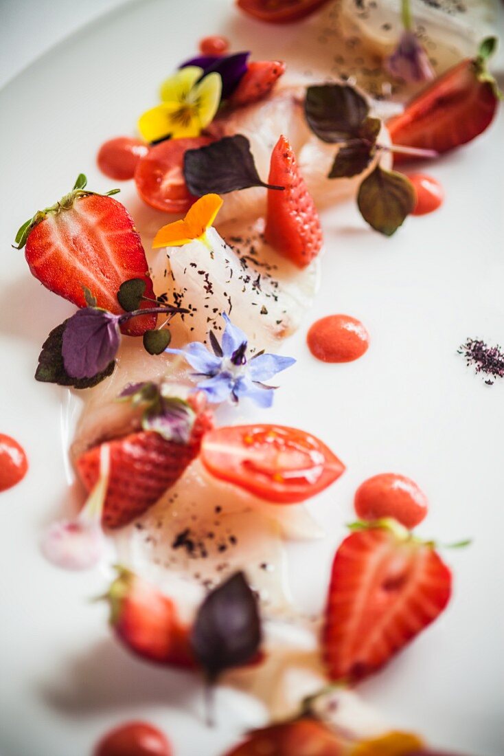 Geräucherter Schwertfisch mit Erdbeeren und Tomaten