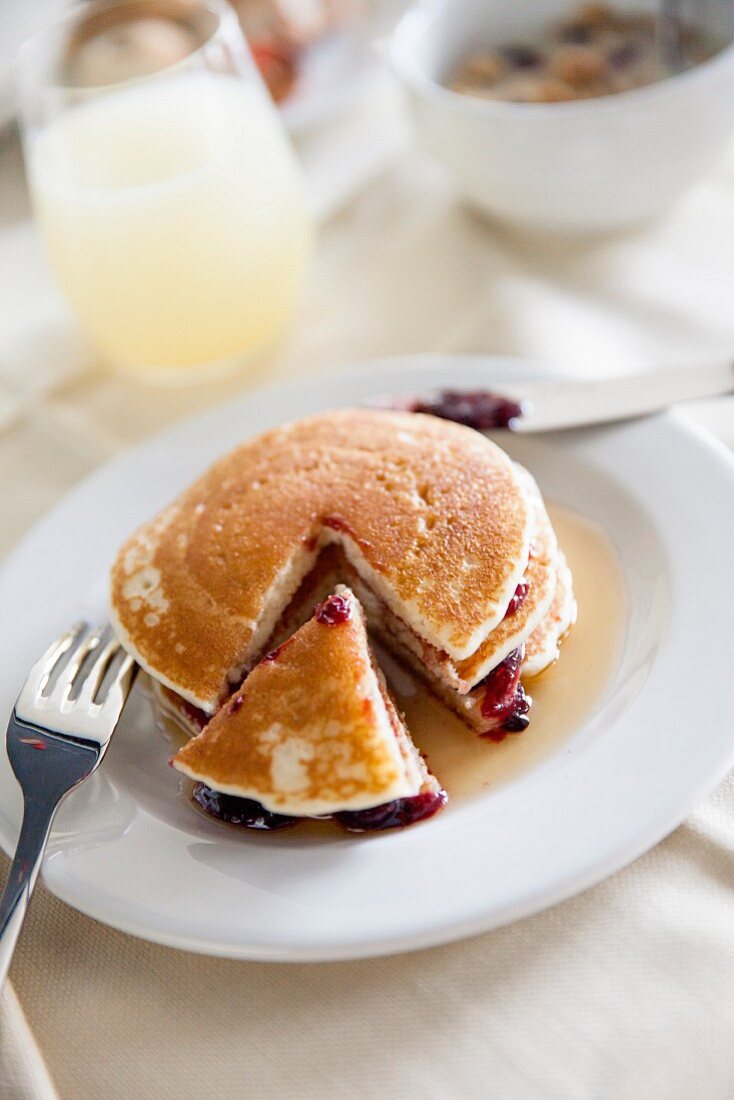 Pancakes mit Ahornsirup und Beerenmarmelade