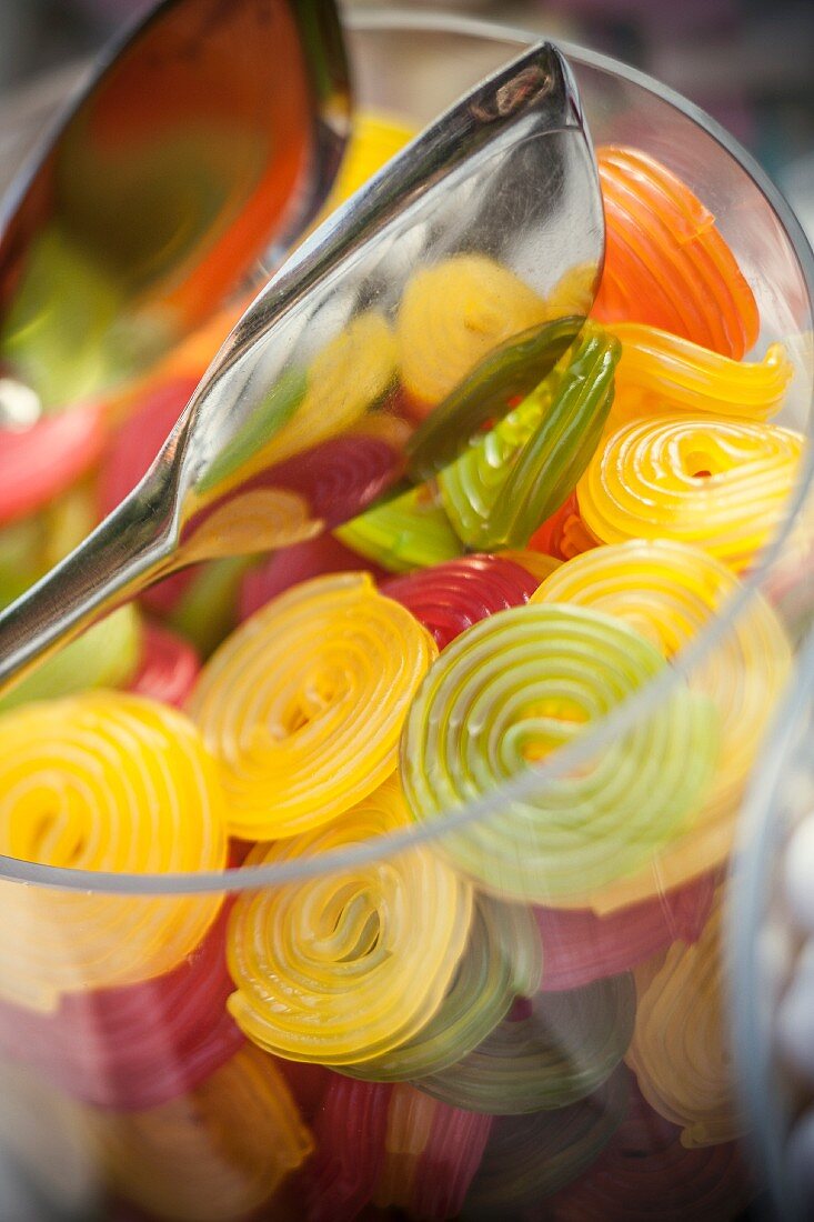 Fruchtgummiräder im Vorratsglas mit Zange