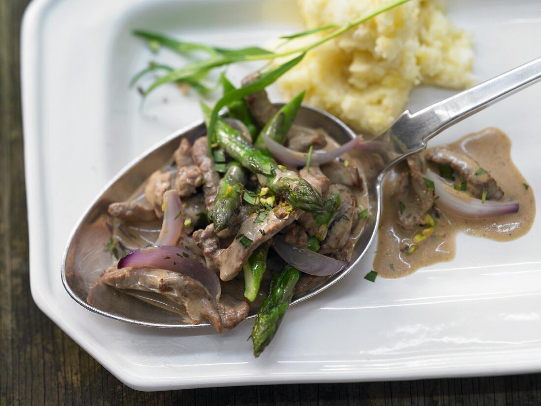 Beef strips with green asparagus