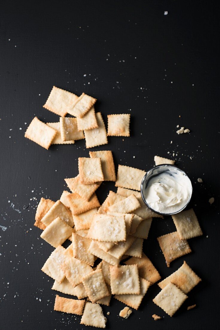 Cracker mit Fleur De Sel und Butter