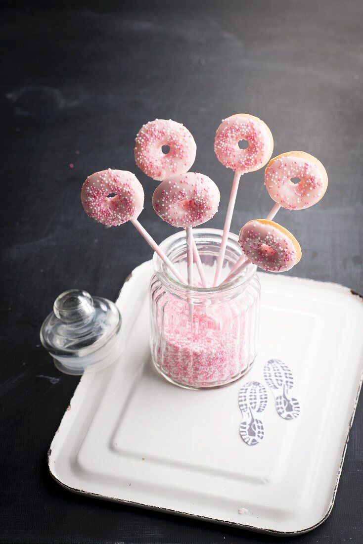 Mini-Donuts mit bunten Zuckerperlen