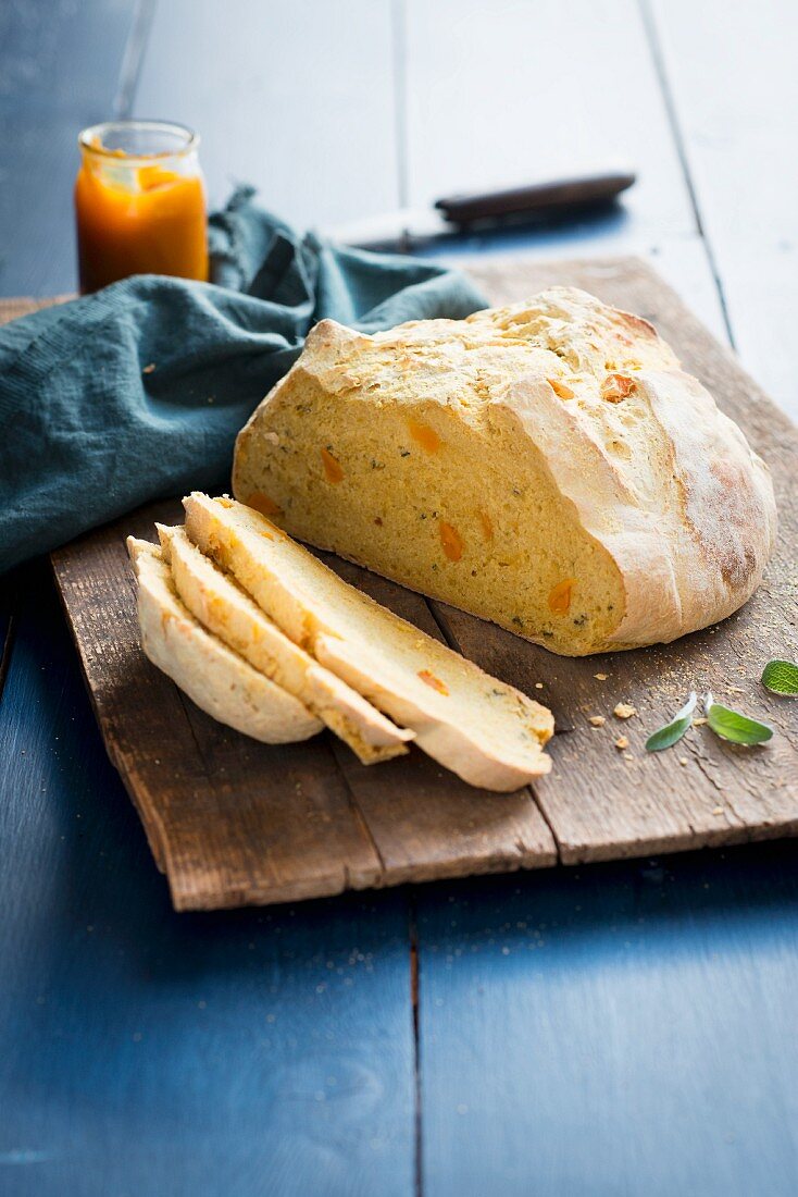 Kürbisbrot, aufgeschnitten, auf Holzschneidebrett