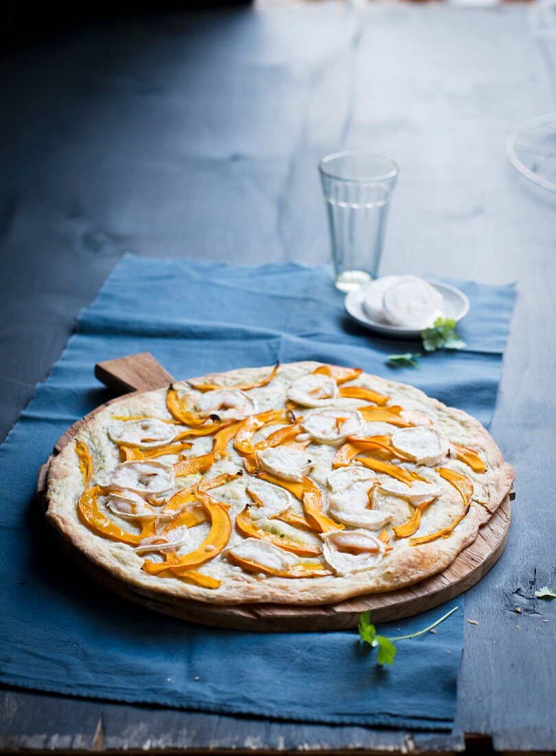 Flatbread with pumpkin and goat's cheese