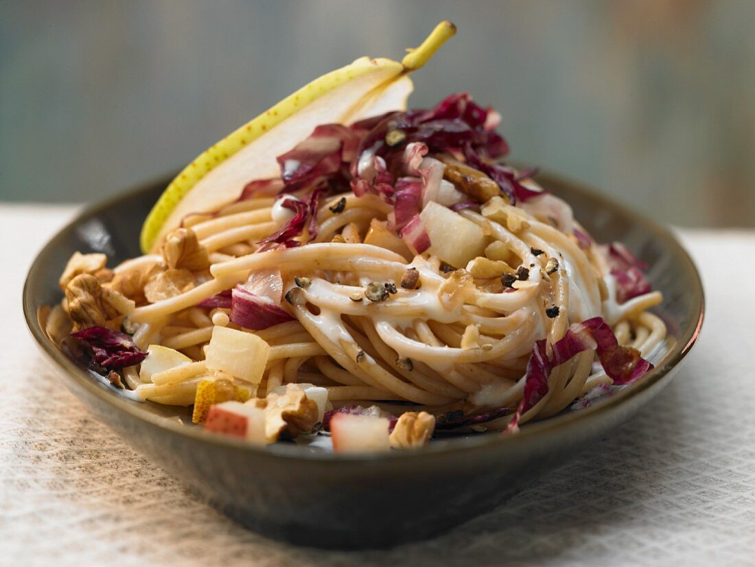 Pasta with pears, radicchio and walnuts