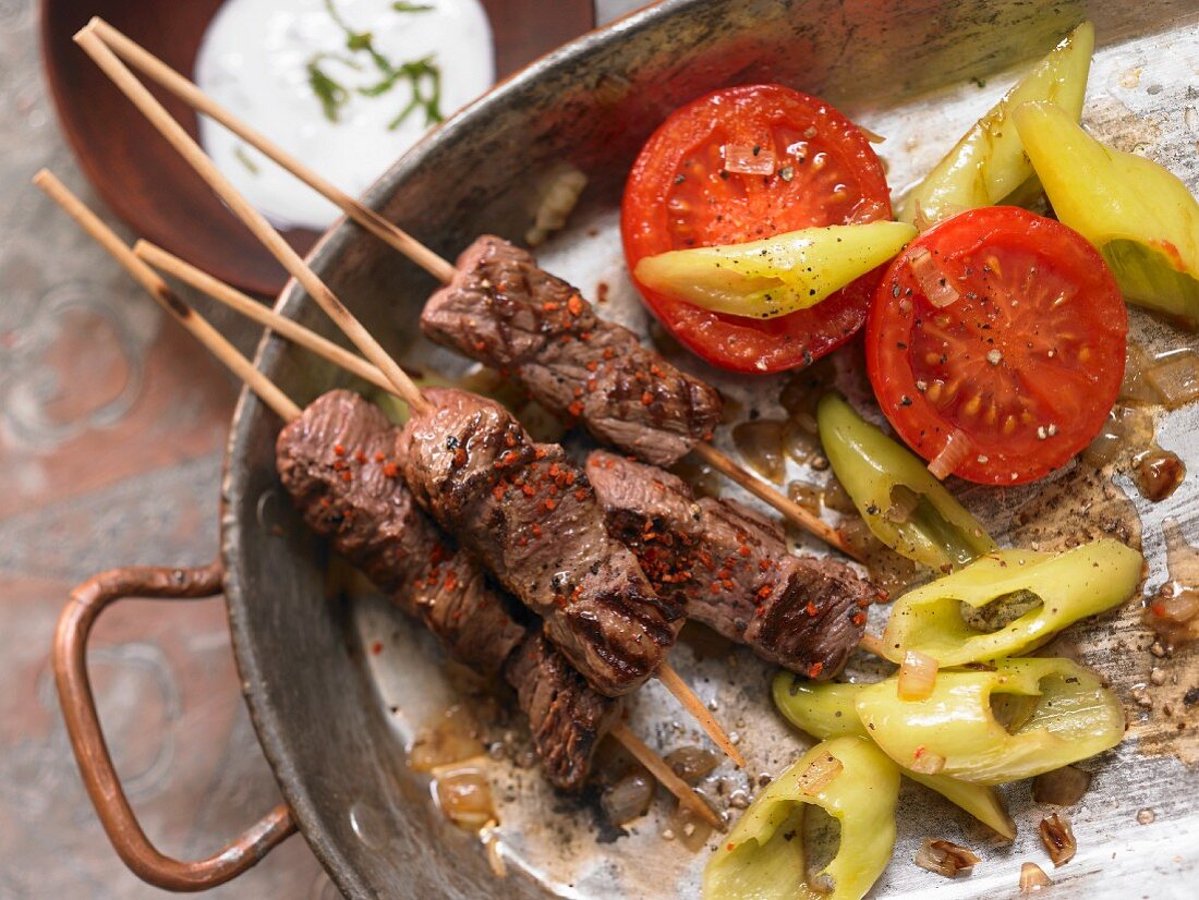 Rindfleischspiesse mit Spitzpaprika, Tomaten und Joghurt (Türkei)