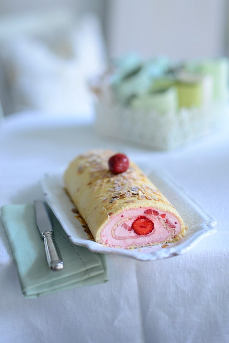 Strawberry roulade with almond flakes