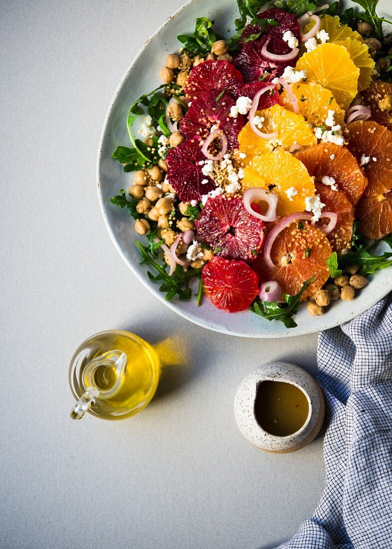 Kichererbsen-Rucola-Salat mit dreierlei Orangenscheiben