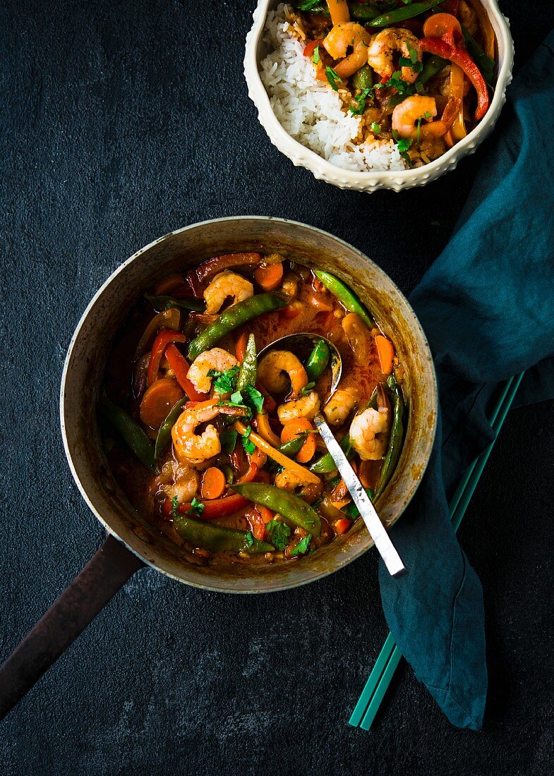 Red Thai curry with prawns, vegetables and rice