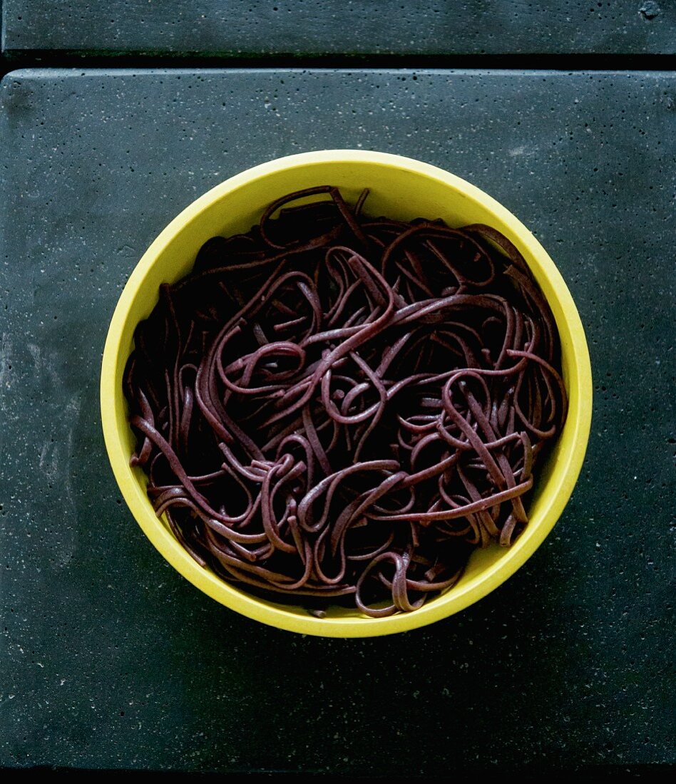 Boiled black noodles