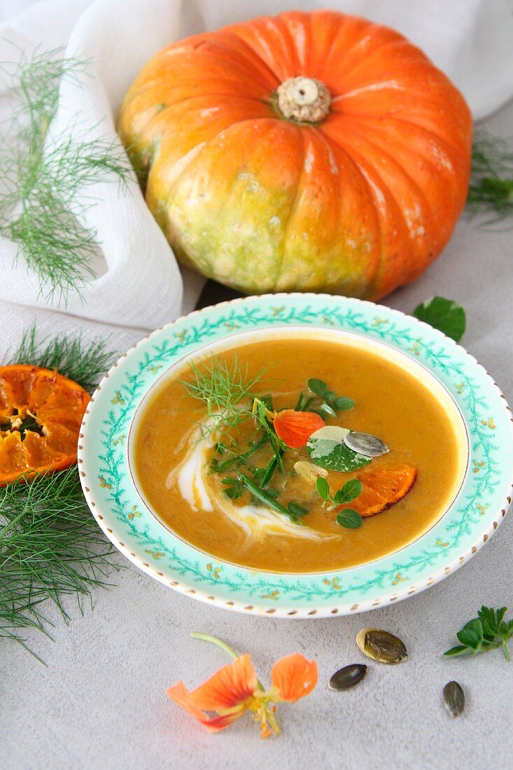 Kürbis-Orangen-Suppe mit Kräutern