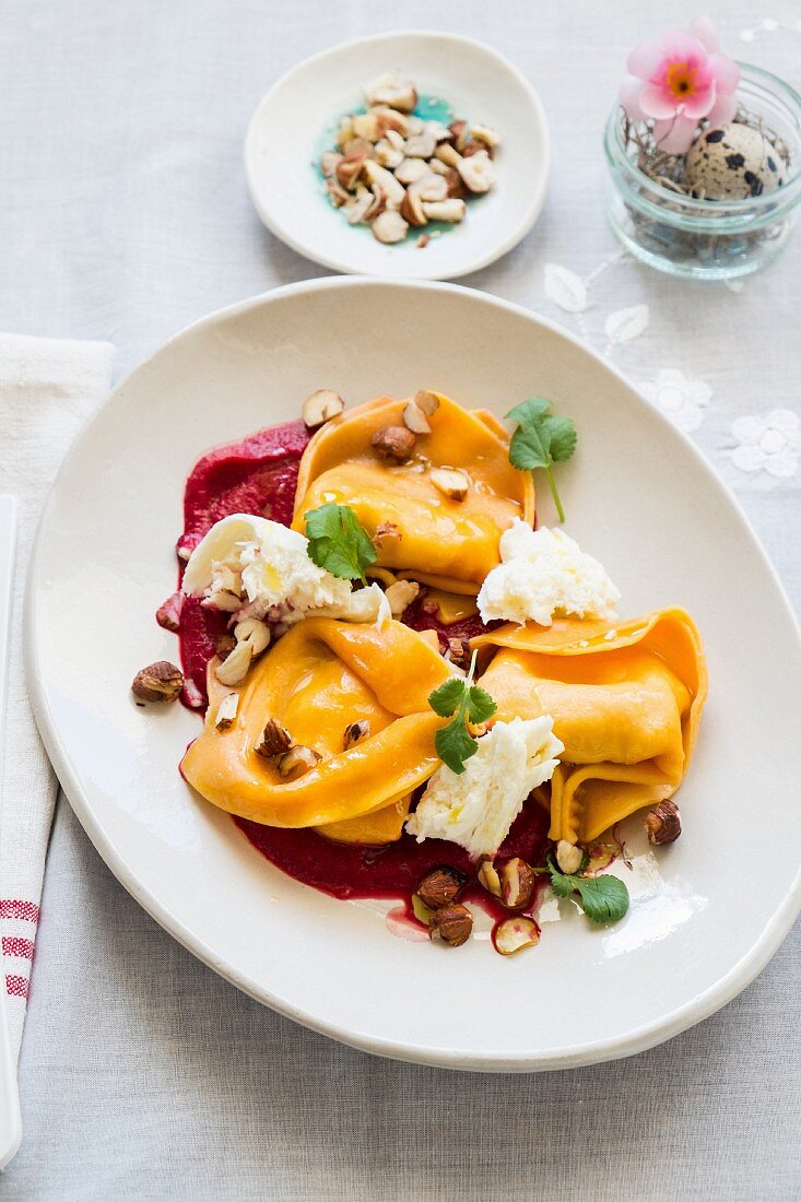 Saffron ravioli with goat's cheese and beetroot sauce (Easter)