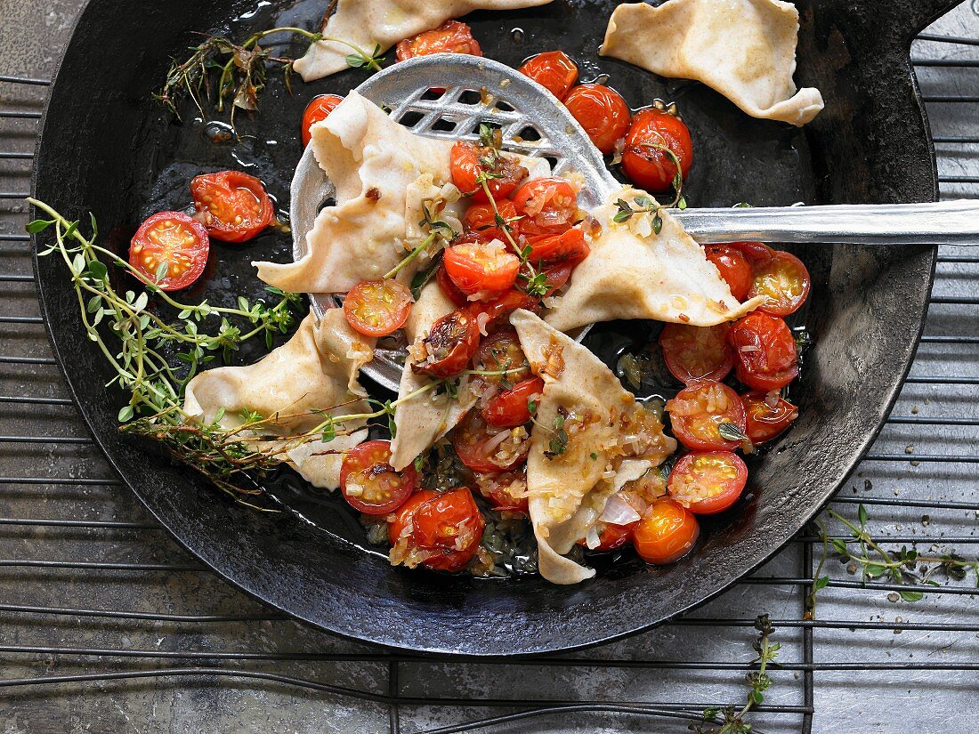 Kartoffelravioli mit gedünsteten Kirschtomaten und Thymian