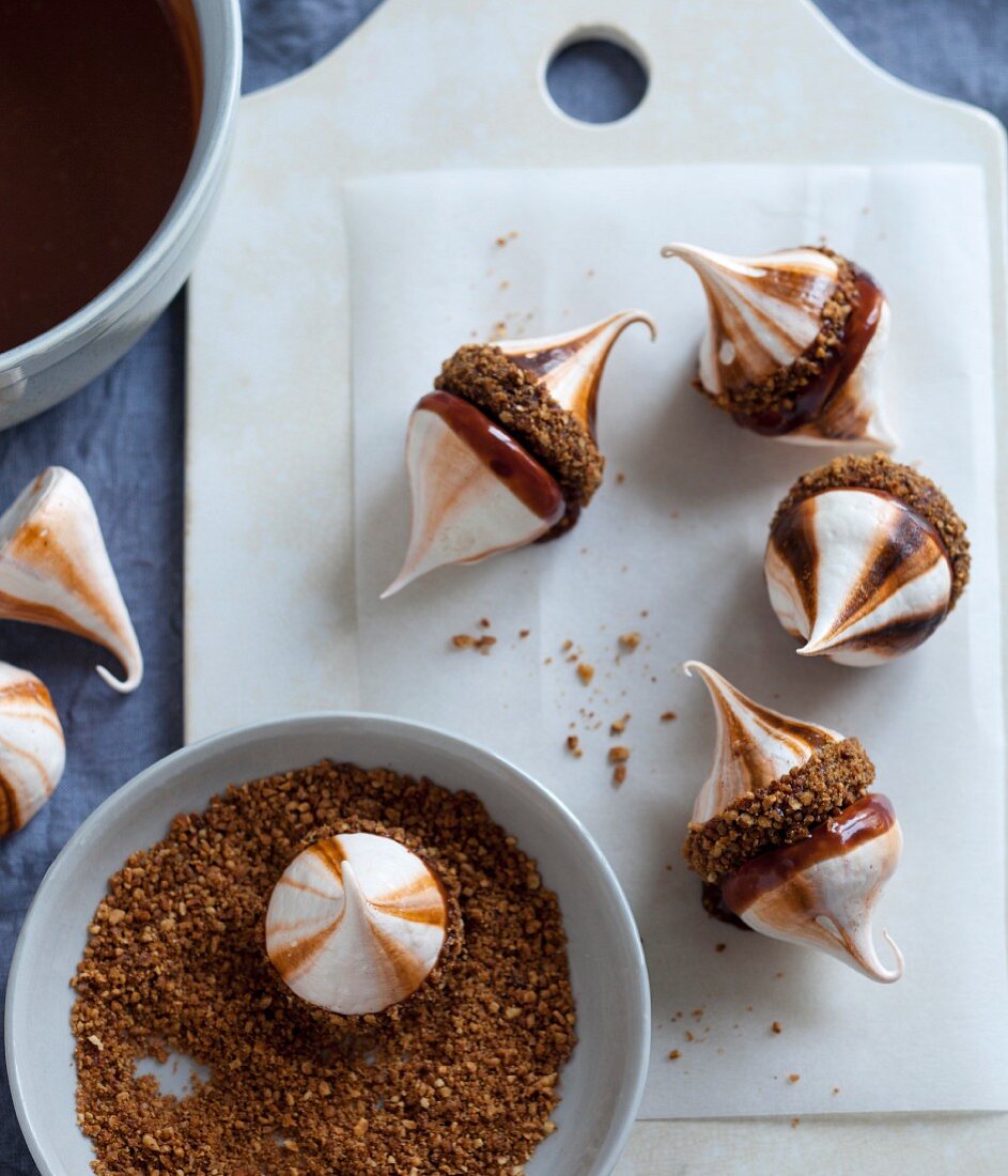 Meringues with chocolate brittle