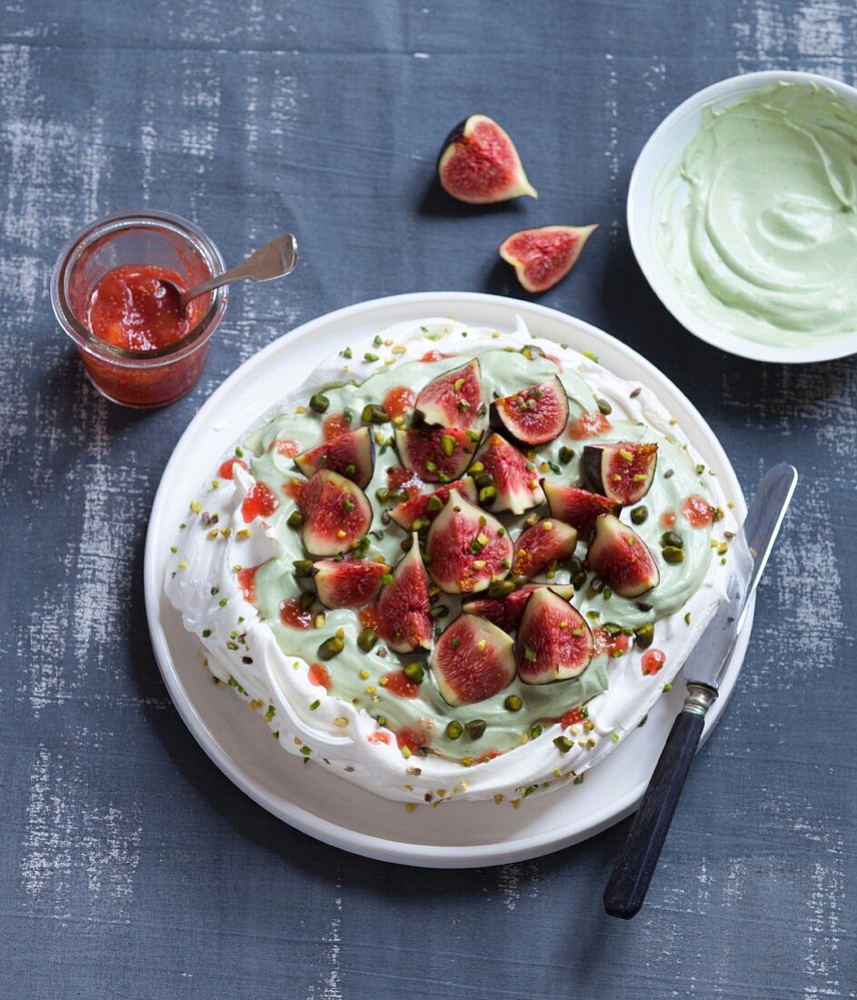 Pavlova mit Feigen und Pistazien