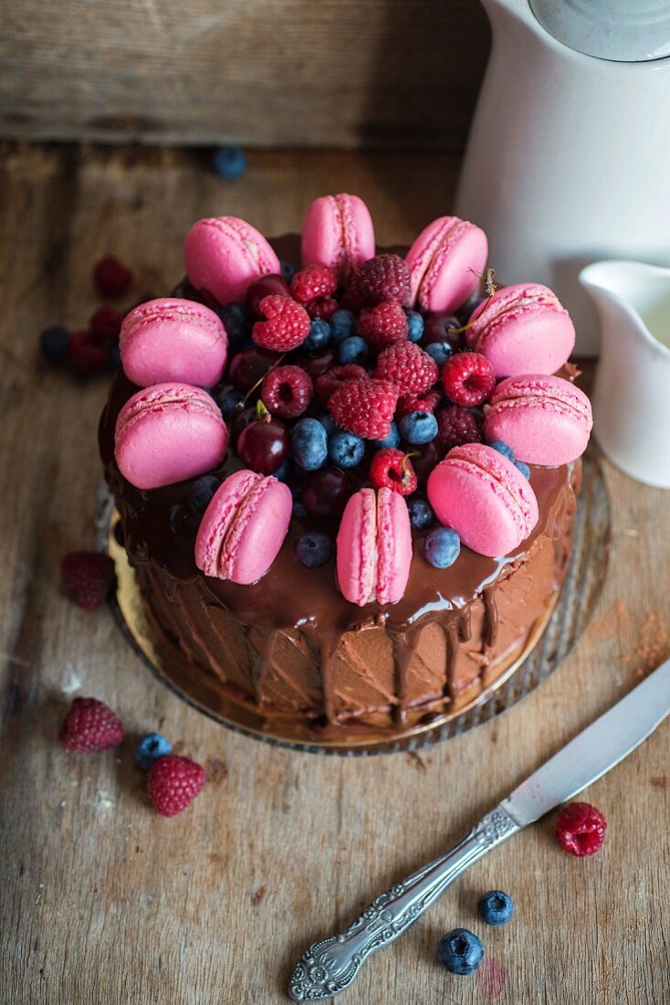 Schokoladenkuchen mit Beeren und Macarons