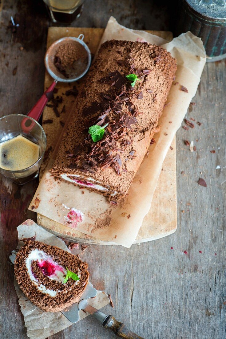 Schokoladen-Mascarpone-Roulade mit Kirschfüllung