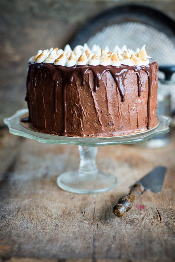 Chocolate cake with meringue kisses