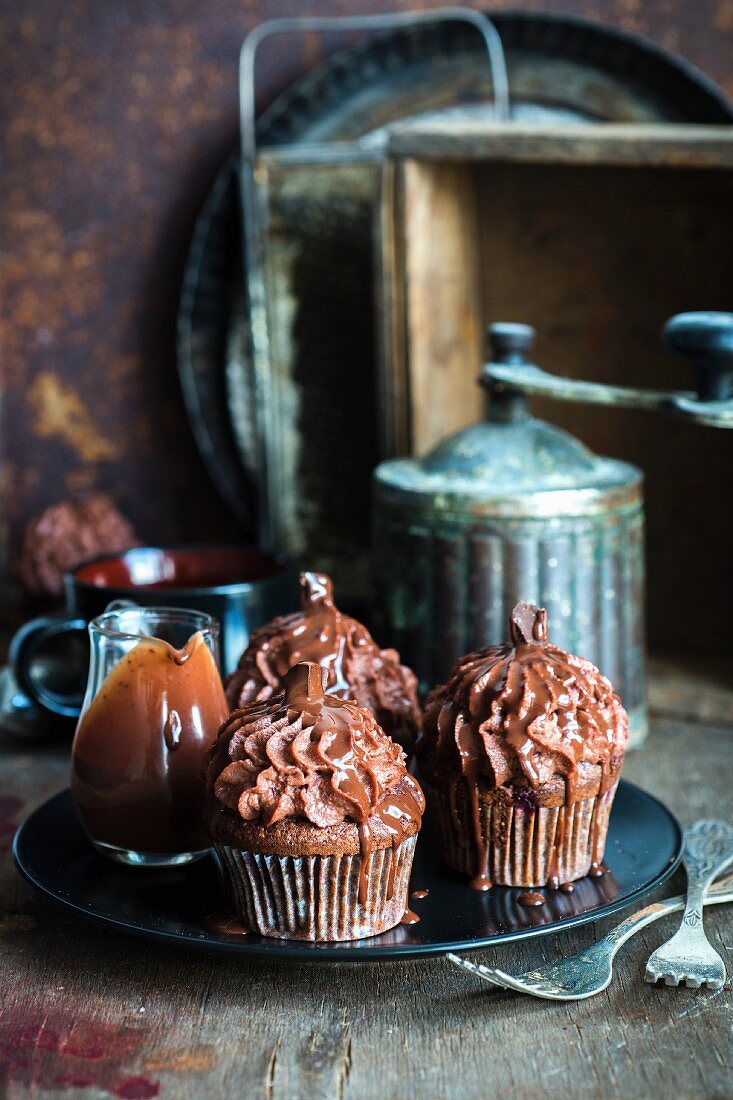 Chocolate cupcakes served with chocolate sauce