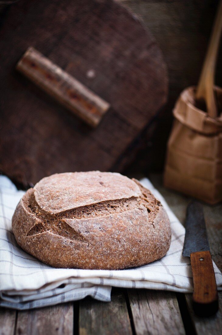 Selbstgemachtes Brot auf Geschirrtuch