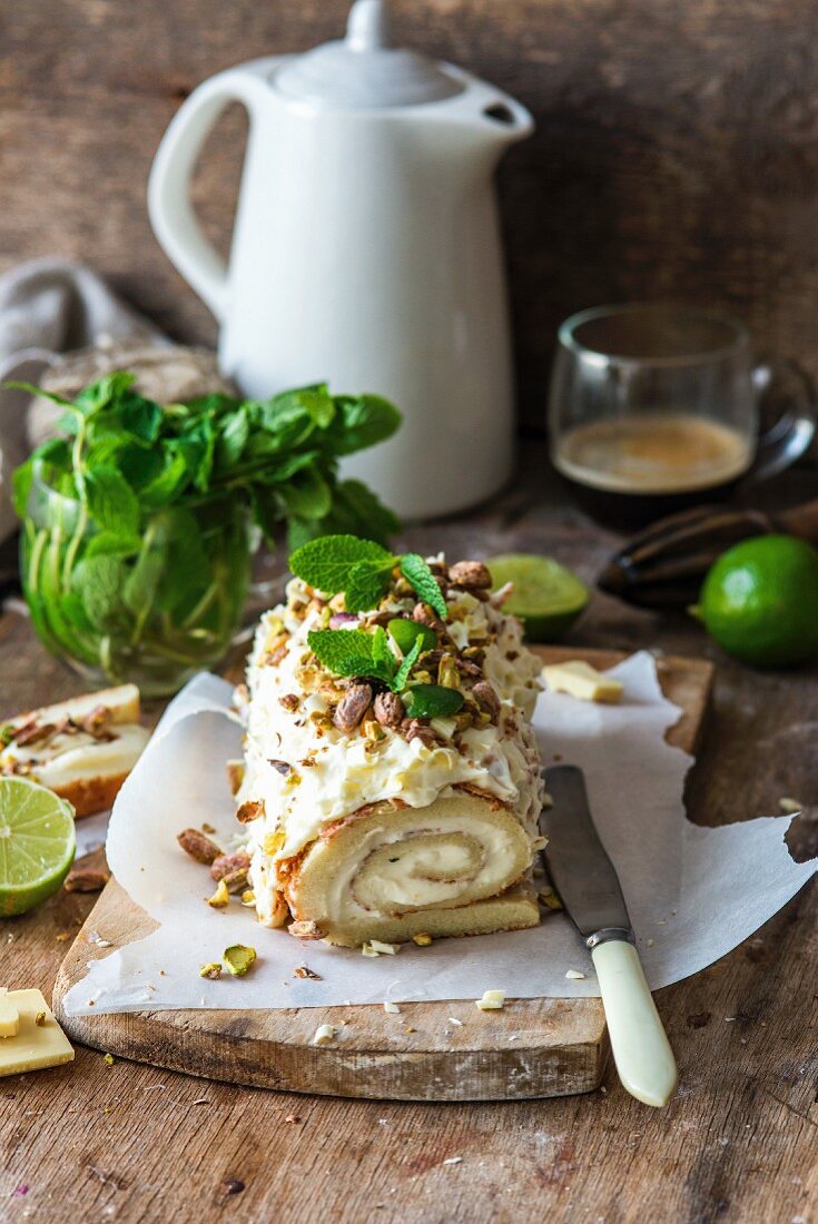 Swiss roll with lime, pistachos, white chocolate and mascarpone