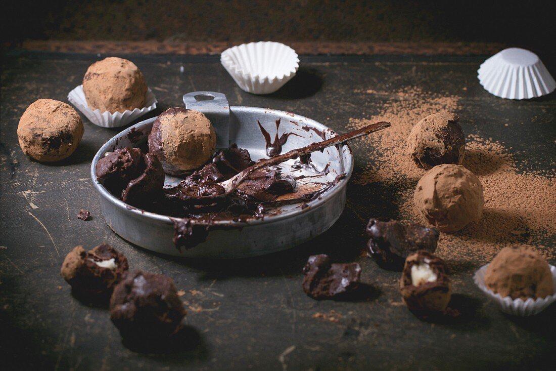 Selbstgemachte Schokoladentrüffel mit Kakao und Schokoladenglasur