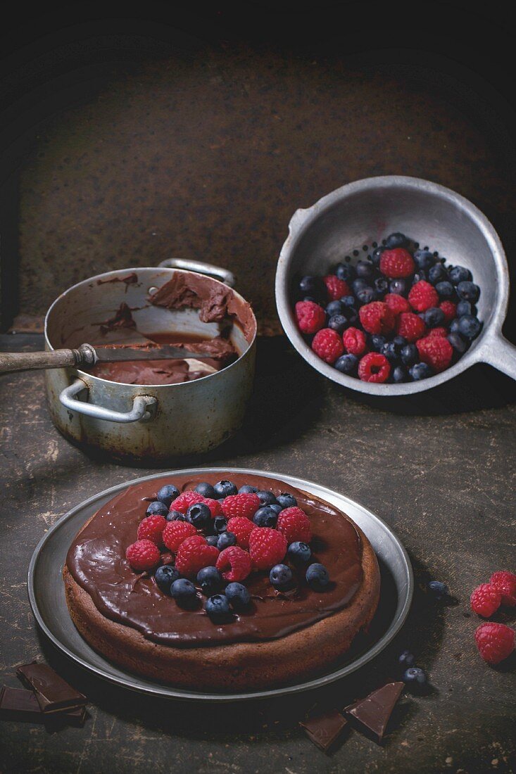 Mini-Schokoladenkuchen mit Schokoladencreme und Beeren