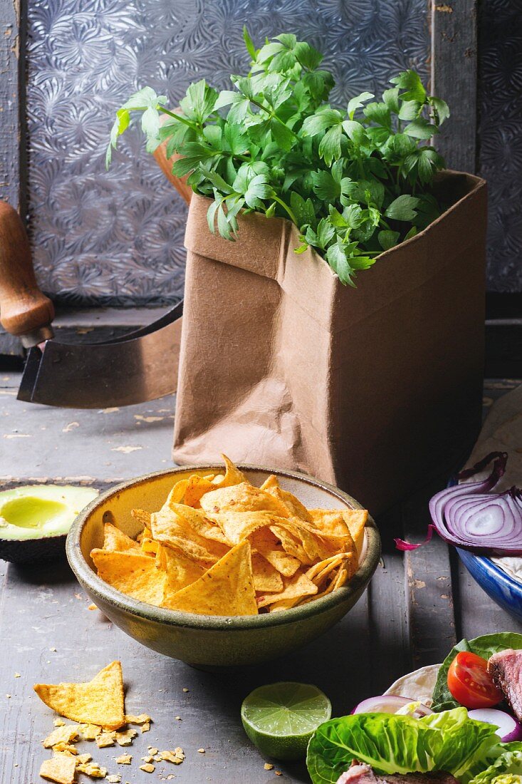 Stillleben mit Tortillachips und Zutaten für Tortillafladen (Mexiko)