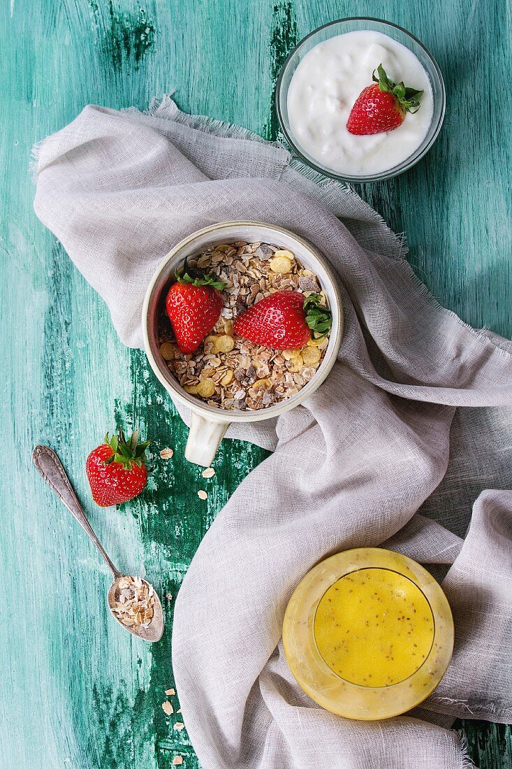 Joghurt, Müsli mit Erdbeeren und ein Glas Mangosmoothie mit Chia