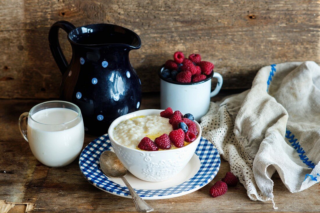 Porridge with fresh berries