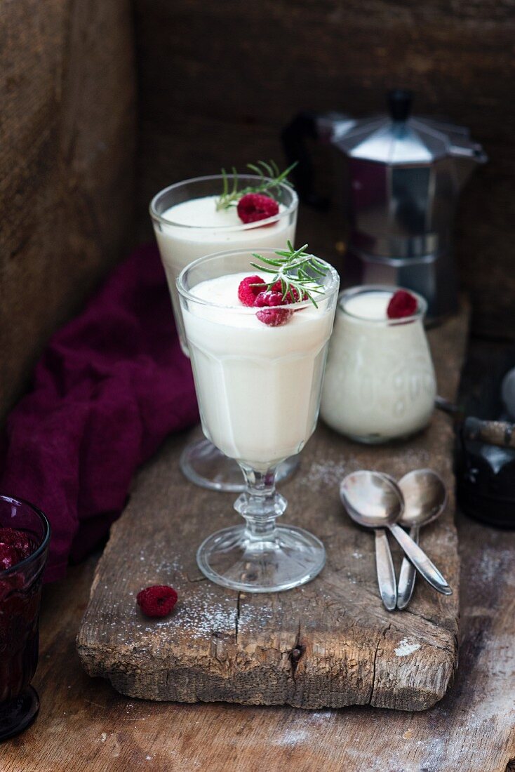 Vanille-Panna-Cotta mit Himbeeren