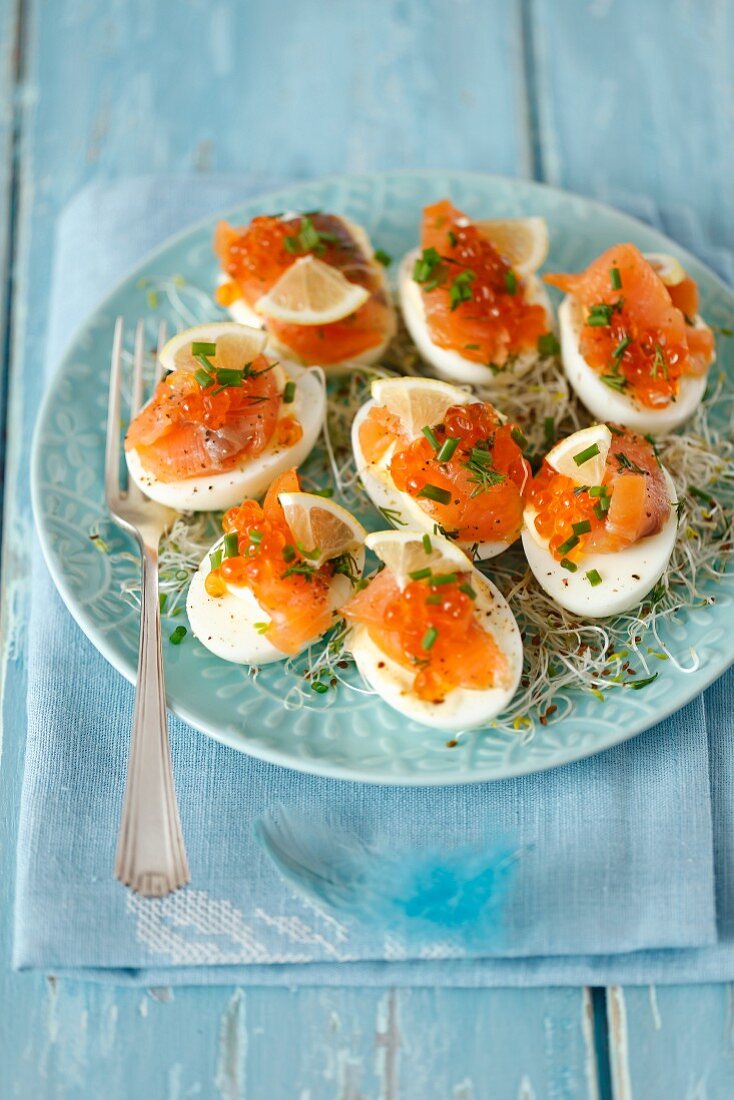 Eier mit Räucherlachs, Kaviar und Sprossen