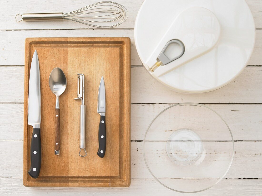 Kitchen utensils for making salads