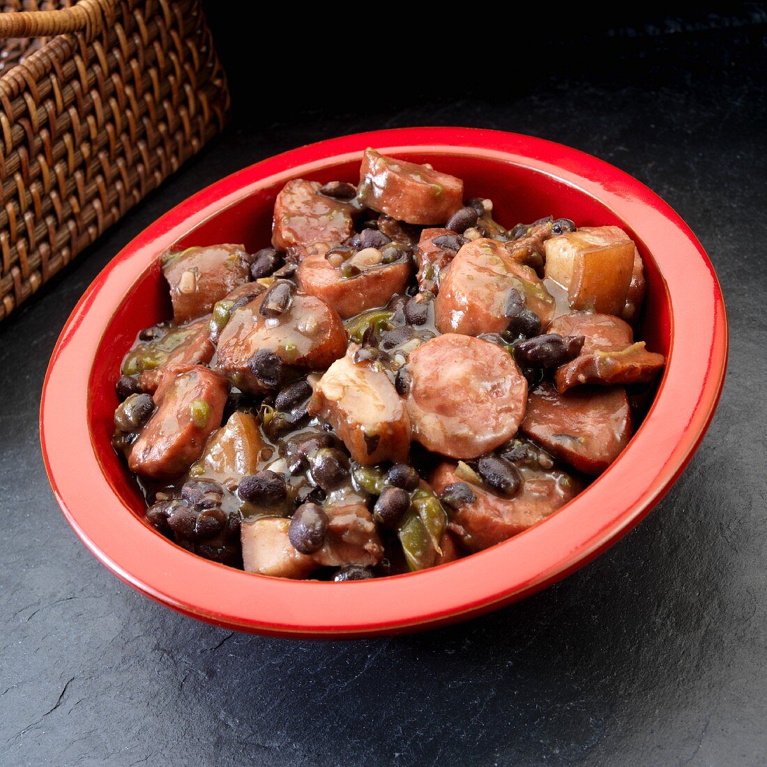 Feijoada mit schwarzen Bohnen, Chorizo, Rindfleisch und Räucherspeck (Brasilien)