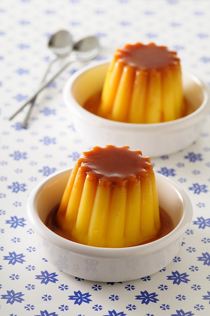 Vanilla pudding with caramel sauce