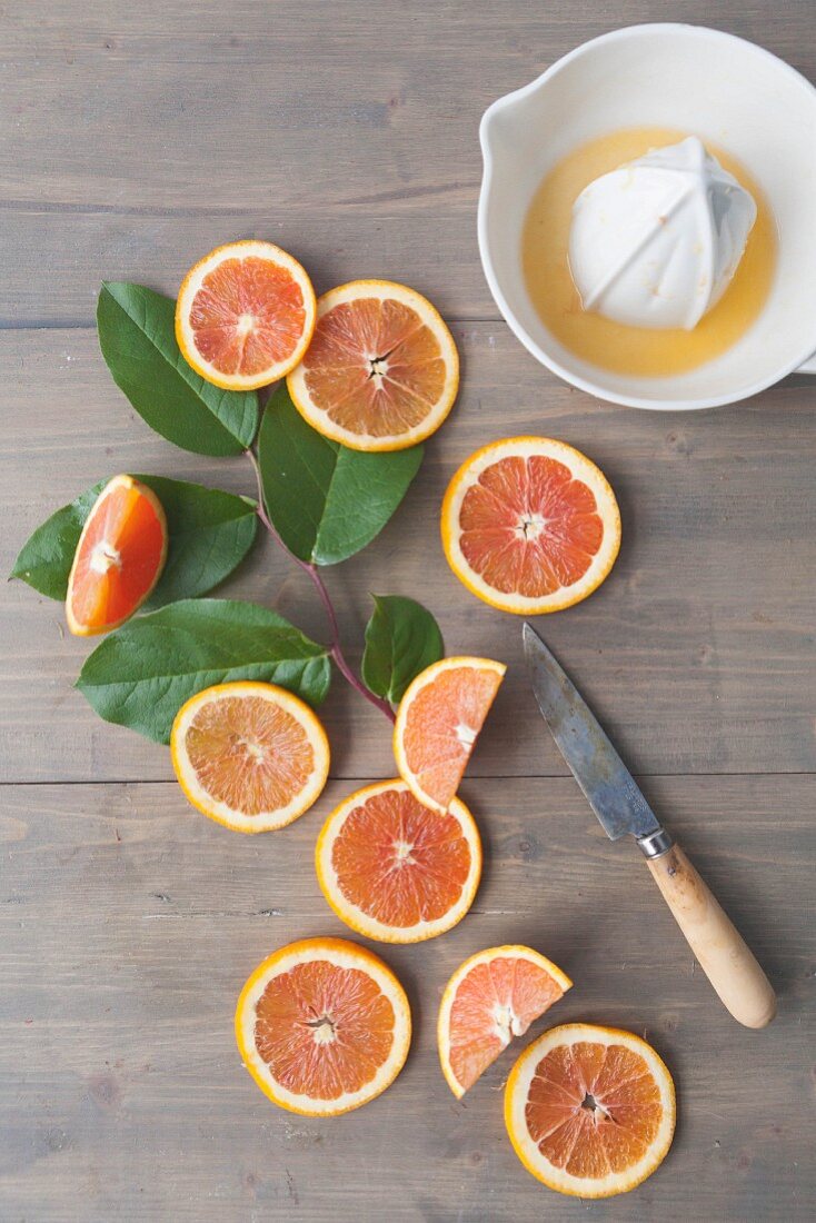 Orangen mit Zitruspresse