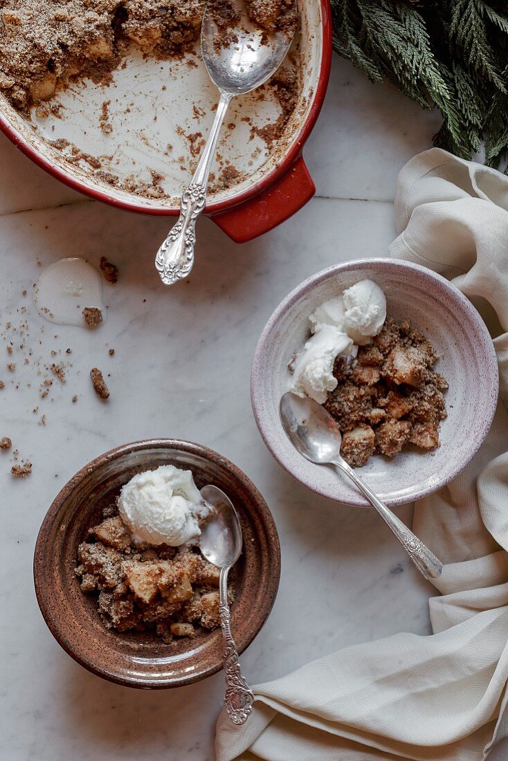 Frucht-Cobbler mit Eis (vegan)