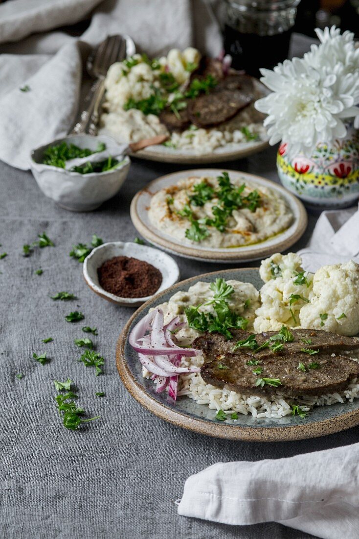 Lammgyros mit Blumenkohl und Baba Ganoush (Mittlerer Osten)