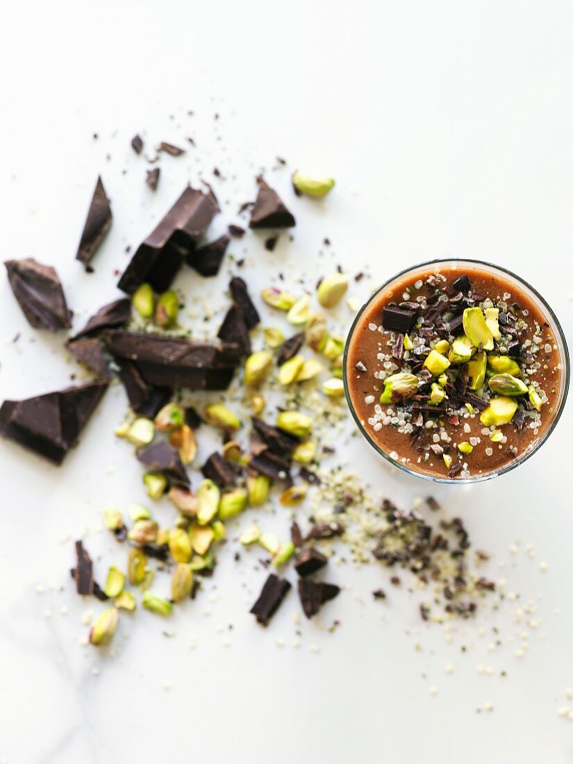 Dunkler Schokoladensmoothie mit Kakaonibs, Pistazien und Hanfsamen