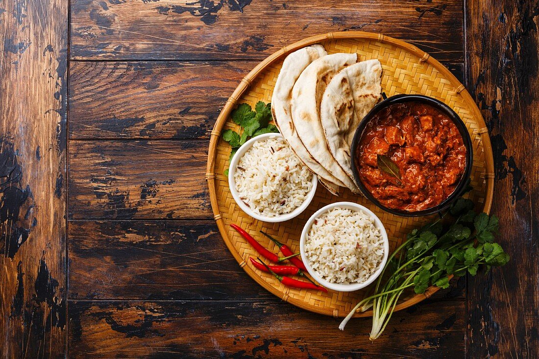 Hähnchen Tikka Masala mit Reis und Naan-Brot (Indien)