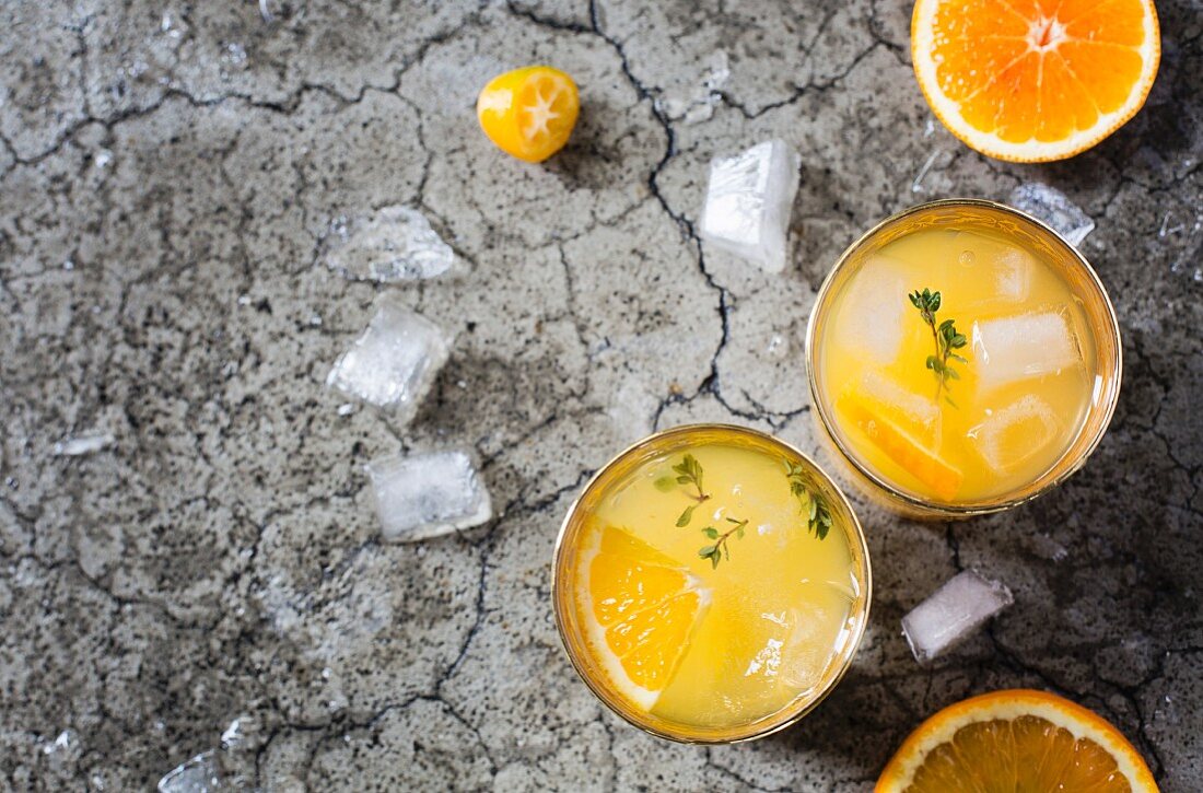Cocktail mit Orangensaft und Eiswürfeln in Gläsern (Aufsicht)