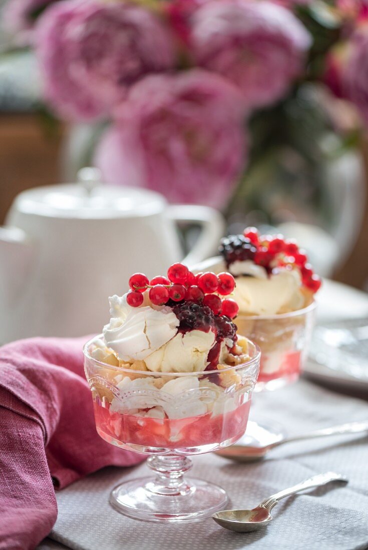 Eton Mess mit Rhabarber, Beeren und Baiser