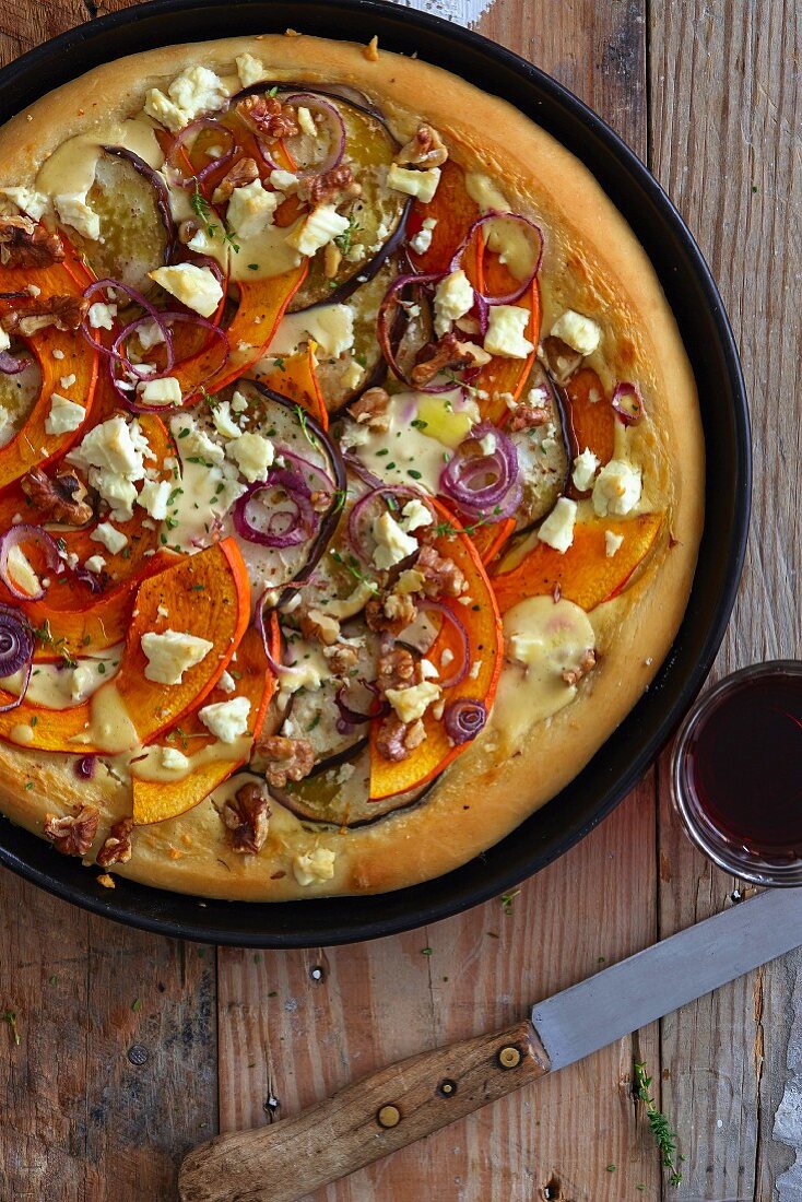 Pizza with pumpkin, aubergines and red onions